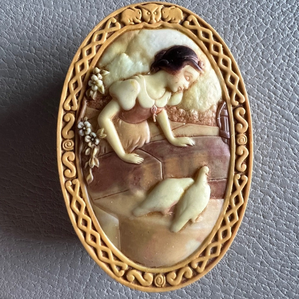 Disney Olszewski Pokitpal Trinket Box featuring Snow White